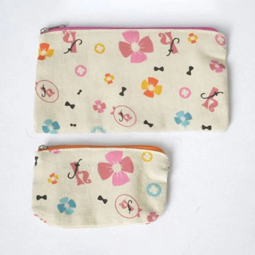 Nuestro Monedero Personalizado es un práctico y personalizable estuche con cierre de cremallera, perfecto para guardar monedas, llaves y objetos pequeños. Personalízalo con distintas opciones y materiales.