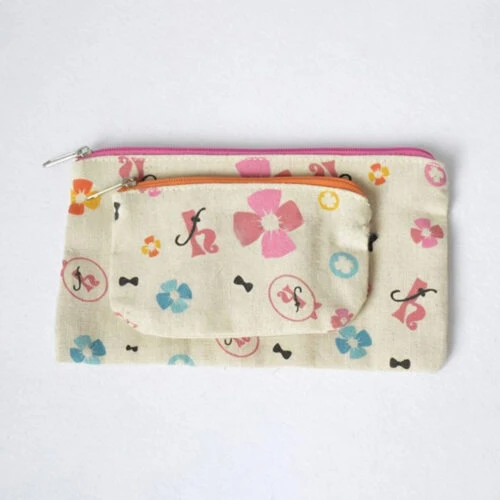 Nuestro Monedero Personalizado es un práctico y personalizable estuche con cierre de cremallera, perfecto para guardar monedas, llaves y objetos pequeños. Personalízalo con distintas opciones y materiales.