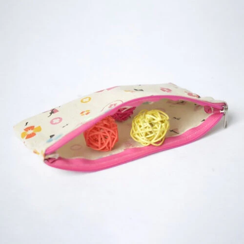 Nuestro Monedero Personalizado es un práctico y personalizable estuche con cierre de cremallera, perfecto para guardar monedas, llaves y objetos pequeños. Personalízalo con distintas opciones y materiales.