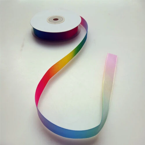 Notre ruban satin arc-en-ciel personnalisé est un ruban vibrant de haute qualité, parfait pour ajouter une touche de personnalité à votre emballage et à votre marque. Personnalisez les couleurs, les tailles et les logos pour créer une impression unique et personnalisée.