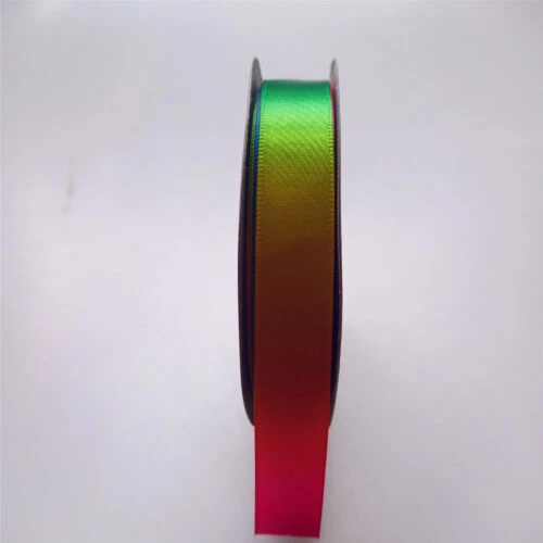 Notre ruban satin arc-en-ciel personnalisé est un ruban vibrant de haute qualité, parfait pour ajouter une touche de personnalité à votre emballage et à votre marque. Personnalisez les couleurs, les tailles et les logos pour créer une impression unique et personnalisée.