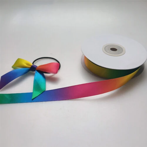 Notre ruban satin arc-en-ciel personnalisé est un ruban vibrant de haute qualité, parfait pour ajouter une touche de personnalité à votre emballage et à votre marque. Personnalisez les couleurs, les tailles et les logos pour créer une impression unique et personnalisée.