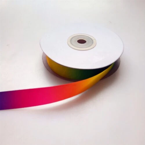 Notre ruban satin arc-en-ciel personnalisé est un ruban vibrant de haute qualité, parfait pour ajouter une touche de personnalité à votre emballage et à votre marque. Personnalisez les couleurs, les tailles et les logos pour créer une impression unique et personnalisée.