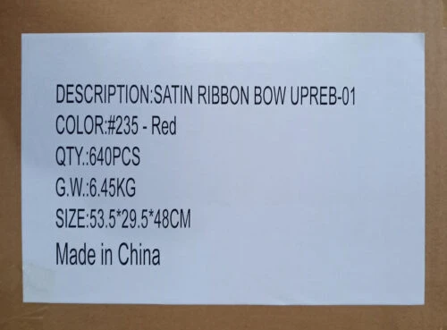 This image showcases detailed labels attached to boxes filled with bows. The labels include descriptions, colors, quantities, weights, sizes, and other information to ensure accurate delivery and smooth customs clearance of the products.