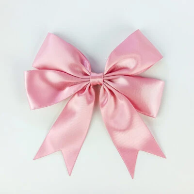 A picture showcases a pink large bow with a small elastic loop. This bow is used to decorate food bags, and its pink hue and elastic loop design add a touch of fashion and personality to the products.
