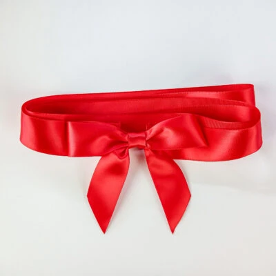 The image showcases a beautiful red ribbon bow loop made of red ribbon, with an elegant shape that adds decoration and allure to food boxes and bags.