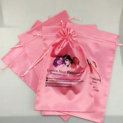 حقيبة وردية اللون مصنوعة من الساتان برباط سحب، بدون محتويات ولكن برباط سحب محكم.