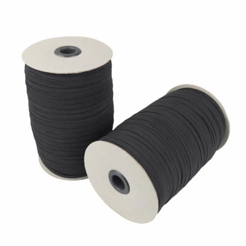 黒いゴムバンドのロール 2 つが表示されており、1 つは水平に配置され、もう 1 つは垂直に立てられています。