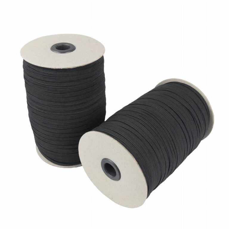 黒いゴムバンドのロール 2 つが表示されており、1 つは水平に配置され、もう 1 つは垂直に立てられています。