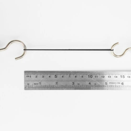 シームレスゴムコードループの弾力性を示す（13.5cmまで伸ばす）