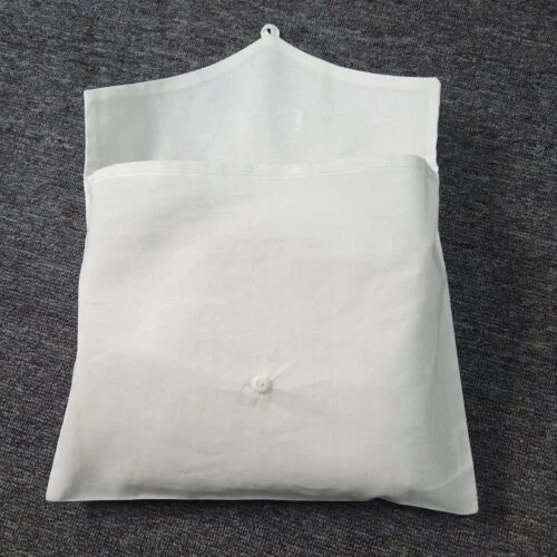 حقيبة تخزين مسطحة من القطن على شكل مظروف مع محتوياتها.