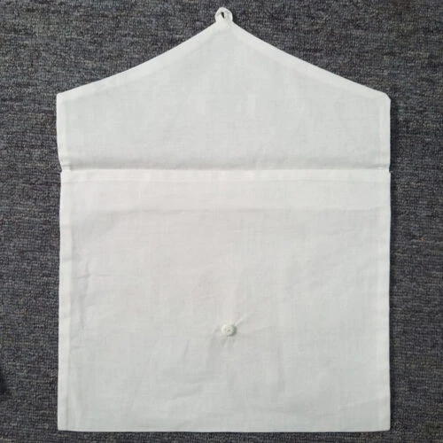 حقيبة تخزين مسطحة من القطن على شكل مظروف مع غطاء مفتوح.