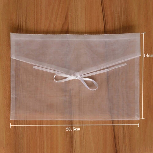 حقيبة تخزين على شكل مغلف من الأورجانزا المسطحة بأبعاد (14 سم × 20.5 سم).