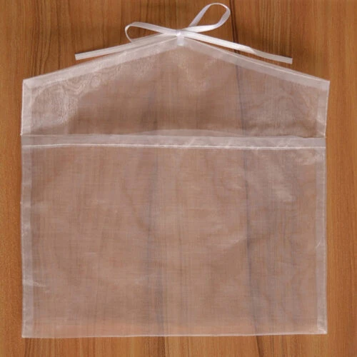 حقيبة تخزين على شكل مغلف من الأورجانزا المسطحة مع غطاء مفتوح.