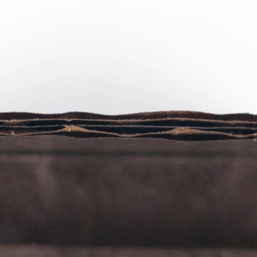 ロゴが印刷され、5 層の紙で作られた、チョコレートのパッケージ用にカスタマイズされたクッション ペーパー パッドの側面図。