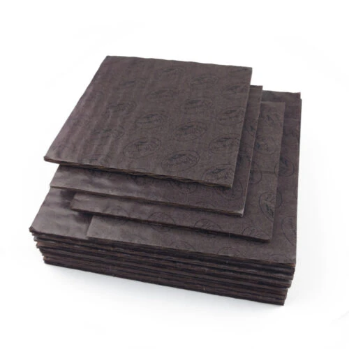 チョコレートのパッケージ用にカスタマイズされたクッション紙パッドのスタック。2 つのサイズと印刷されたロゴが特徴です。