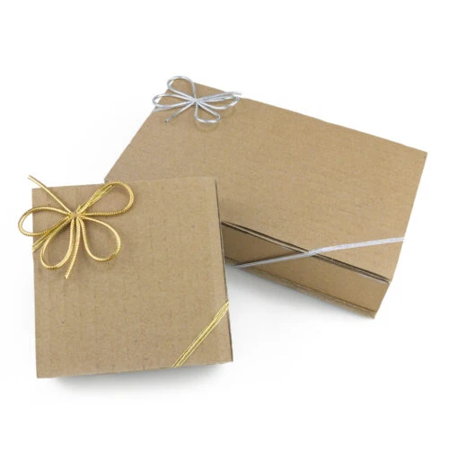 Individuelle metallische Geschenkschleifen in Gold- und Silberfarben auf Geschenkboxen.