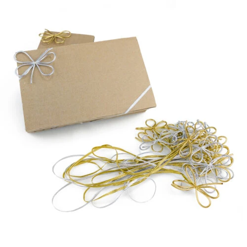 Individuelle metallische Geschenkschleifen in Gold- und Silberfarben auf Geschenkboxen.