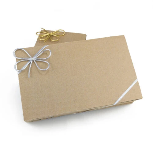 Individuelle metallische Geschenkschleifen in Gold- und Silberfarben auf Geschenkboxen.