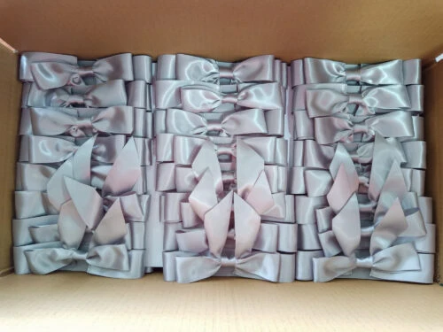 Lazos de cinta rellenos en caja de cartón interior