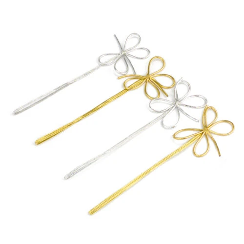 Individuelle metallische Geschenkschleifen in Gold- und Silberfarben, ordentlich angeordnet.