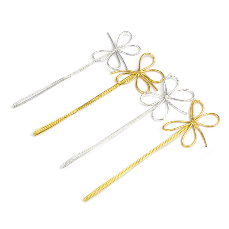 Nœuds cadeaux métalliques personnalisés aux couleurs or et argent soigneusement disposés.