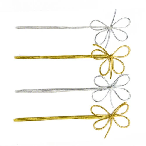 Individuelle metallische Geschenkschleifen in Gold- und Silberfarben, ordentlich angeordnet.