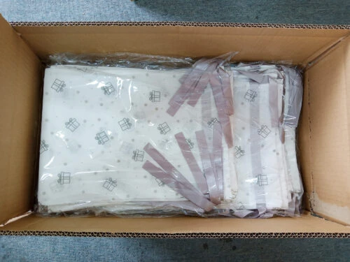 Bolsas con cordón de tela no tejida en una caja blanca