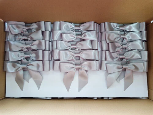 Lazo de cinta colocado en caja de cartón interior.