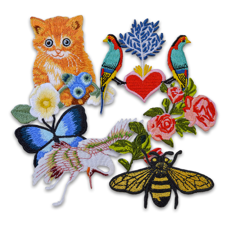 Écussons brodés personnalisés présentant des motifs personnalisés.