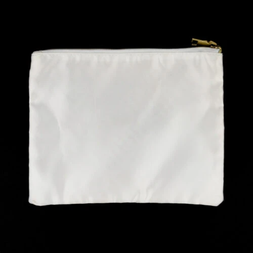 حقيبة ساتان بيضاء مخصصة بسحاب ذهبي على خلفية سوداء.