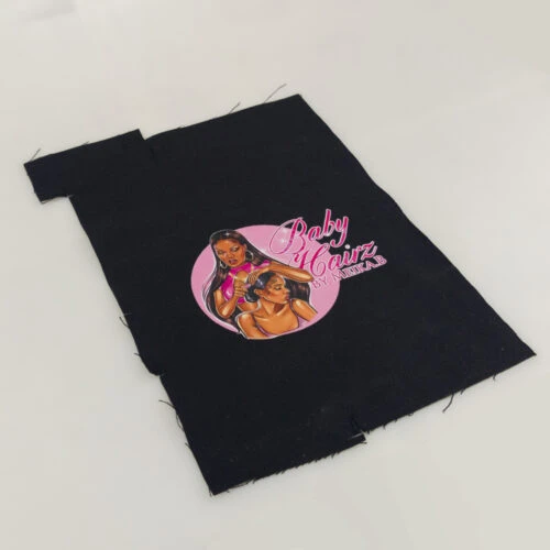 Une toile noire avec un logo imprimé à l'aide de notre film de transfert thermique DTF.