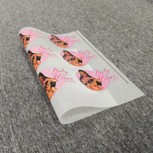 Un film de transfert thermique DTF plié en feuille entière avec plusieurs logos imprimés.