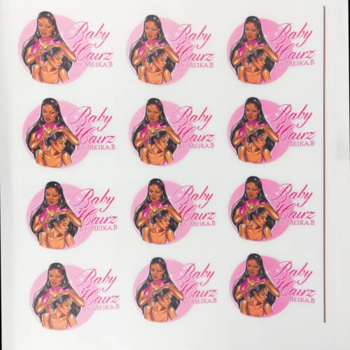 Un film de transfert thermique DTF pleine feuille avec plusieurs logos imprimés.