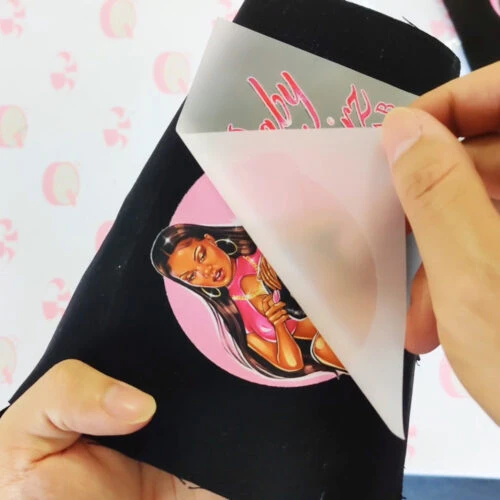 Une toile noire montrant le moment de séparation entre le logo et le film pendant le processus d'impression.