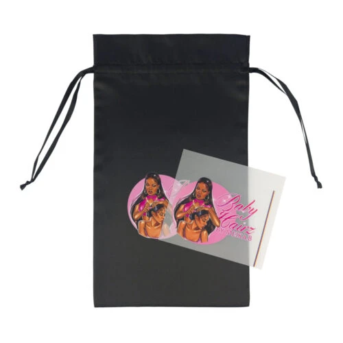 Un sac à cordon avec impression par transfert thermique DTF à plat avec un film de transfert thermique DTF imprimé dessus, montrant le même logo que le sac.