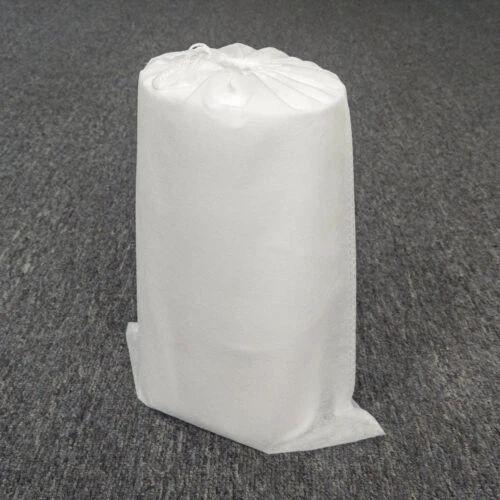 حقيبة غبار غير منسوجة مخصصة مع رباط محكم، واقفة ومملوءة.