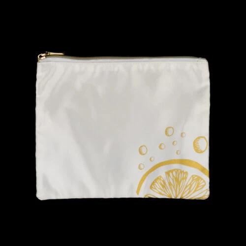 حقيبة مخصصة بسحاب من الساتان مع تصميم مطبوع باللون الذهبي على خلفية بيضاء.