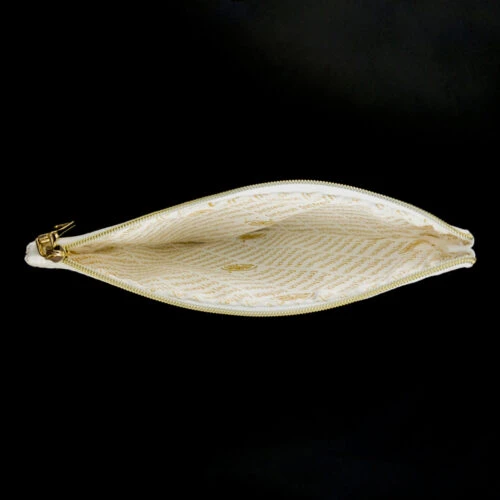 حقيبة من الساتان الأبيض بسحاب مع نقش شريحة ليمون ذهبية ونص "[re]fresh" بالداخل.