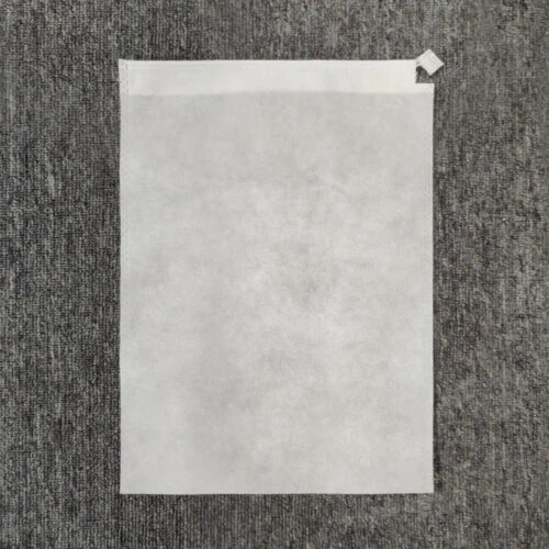 كيس غبار غير منسوج مع فتح القماش الموجود بداخل الكيس، ليظهر سلك السحب.