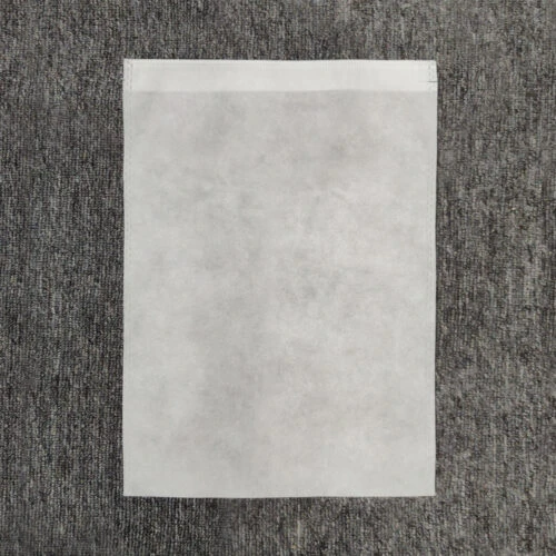 كيس الغبار غير المنسوج غير المستخدم موضوعًا بشكل مسطح.