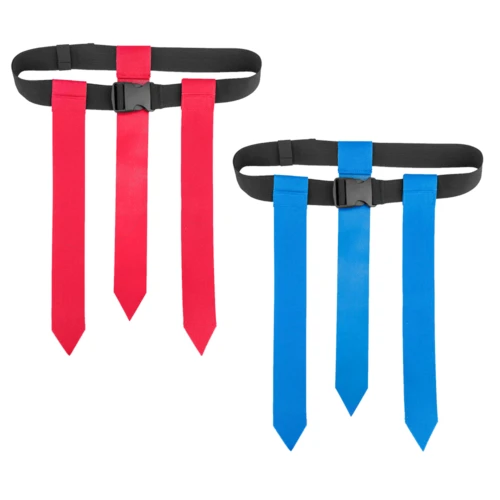 Dos cinturones de fútbol bandera ajustables con banderas de velcro, uno en rojo y el otro en azul, que muestran sus medidas de tamaño.