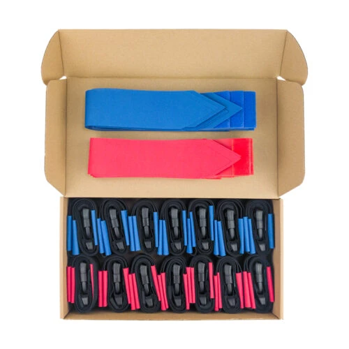 Una caja que contiene 14 juegos de cinturones de fútbol bandera, con 7 cinturones rojos y 7 azules, cada uno equipado con 3 banderas con velcro.