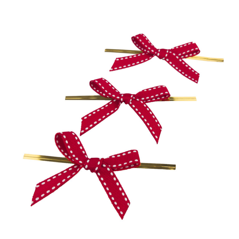 白いステッチが施された赤いステッチのリボン 3 本が金色のワイヤーで結ばれています。