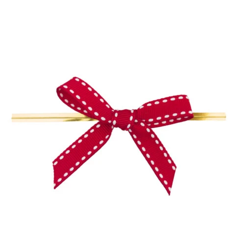 白いステッチのディテールが施された赤いグログランリボンのリボンを、金色のワイヤータイで固定しました。