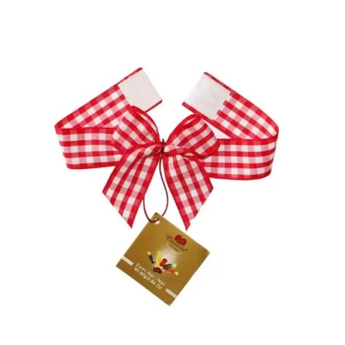 Eine rot-weiß karierte Schleife aus Klebeband mit individuellem Etikett, ideal zum einfachen Anbringen an Geschenkboxen.