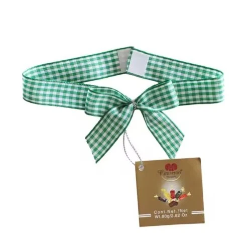 Grün-weiß karierte Klebeschleife mit voraufgebrachtem doppelseitigem Klebeband zum einfachen Befestigen an Geschenkboxen oder Paketen.