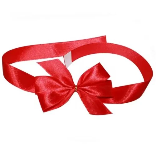 Eine leuchtend rote Schleife aus selbstklebendem Band mit dazugehöriger Schlaufe, die sich leicht an Geschenkboxen und anderen Verpackungen befestigen lässt.