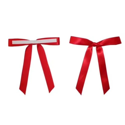 Zwei Arten individueller Schleifen aus Klebebändern, eine mit sichtbarem doppelseitigem Klebeband und eine traditionell gebundene, ideal zum einfachen Befestigen an Geschenkboxen.