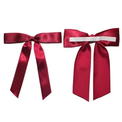 Zwei elegante, individuelle Schleifen aus Klebebändern in einem satten Rotton, die sich leicht an Geschenkboxen und Paketen befestigen lassen.